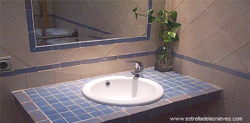 Los cuartos de baño y aseos hotel Estrella de las Nieves Alpujarra Visita